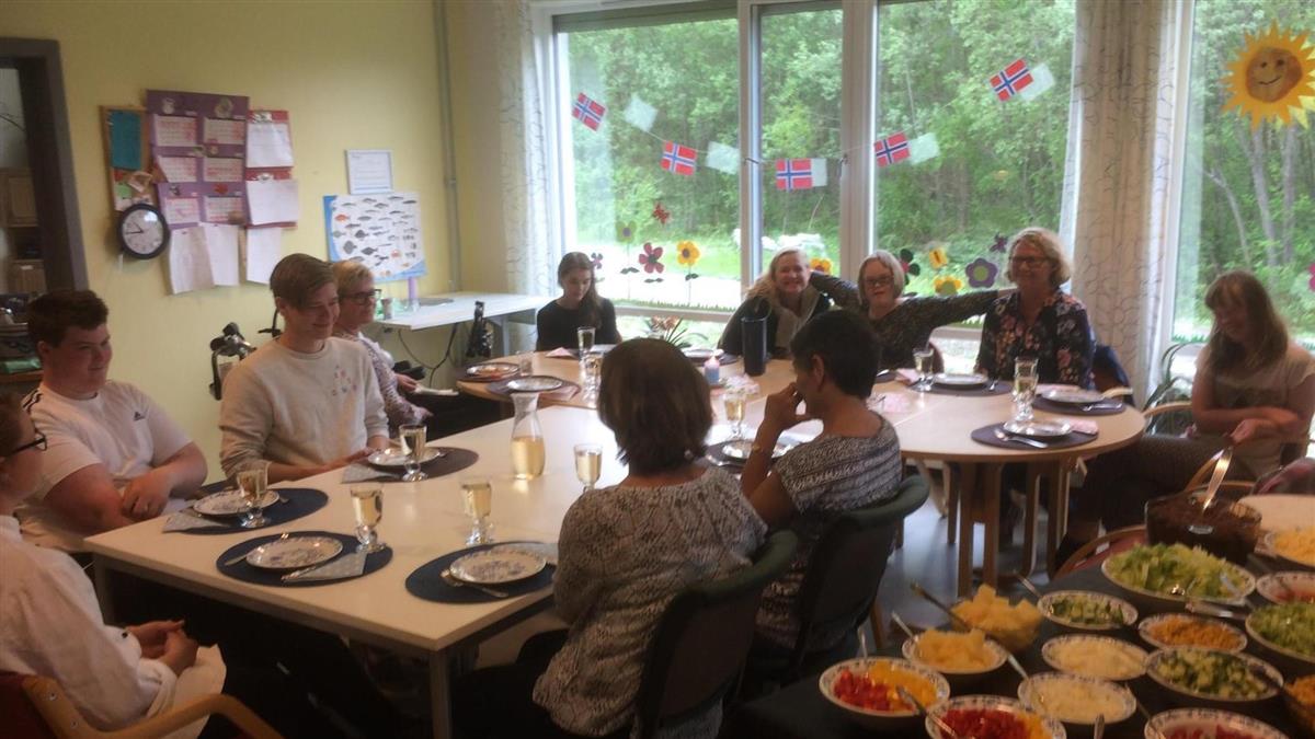 elever ved STO sitter rundt et bord Foto - Klikk for stort bilde